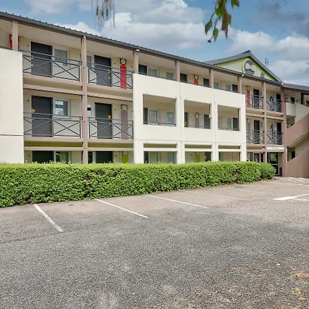 Hotel B&B Hotel Clermont-Ferrand Le Brezet Aeroport 2*