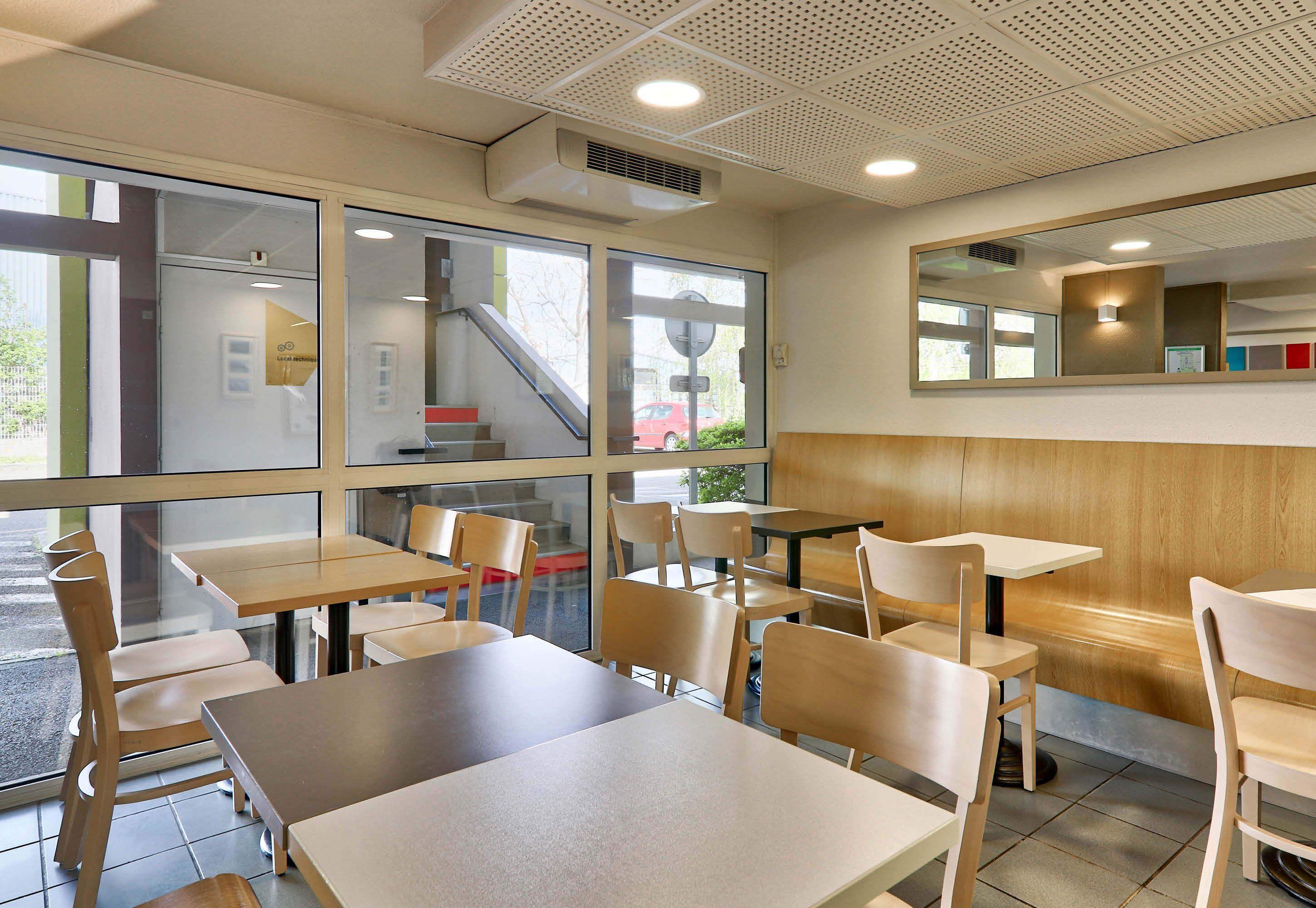 Hotel B&B Hotel Clermont-Ferrand Le Brezet Aeroport 2*