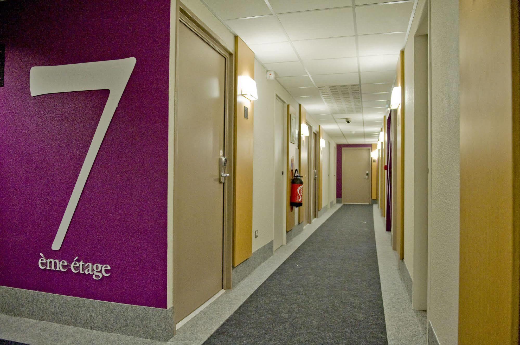 B&B Hotel Clermont-Ferrand Le Brezet Aeroport 2*